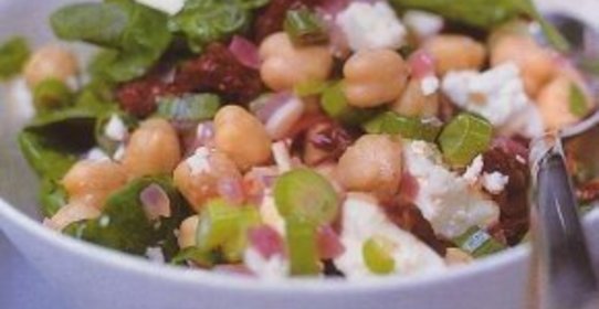 Теплый салат с нутом, шпинатом и фетой