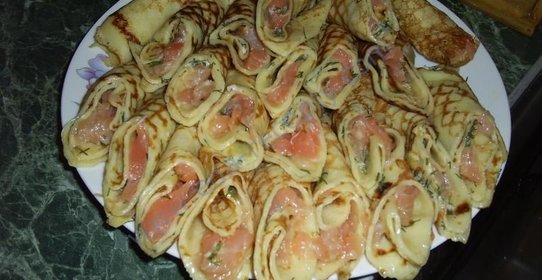 Рулетики из блинов с семгой
