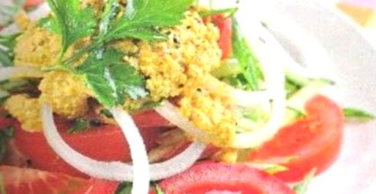 Салат из помидоров и огурцов с ореховым соусом