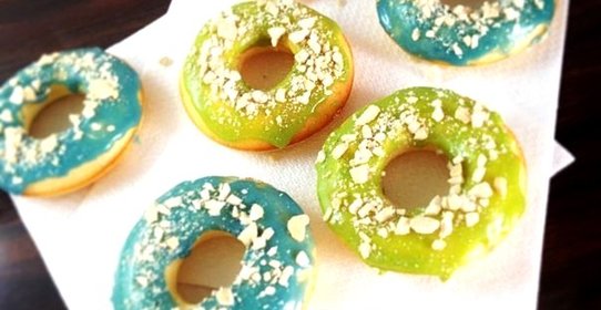 Американские пончики с шоколадной глазурью