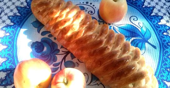 Сдобная плетенка с яблоками