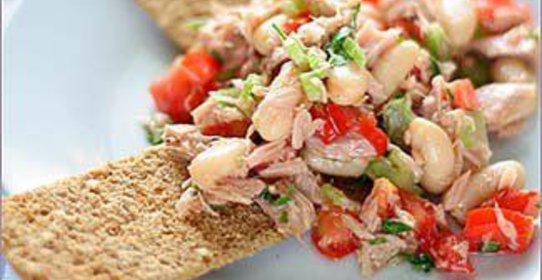 Салат с тунцом на хрустящих криспах