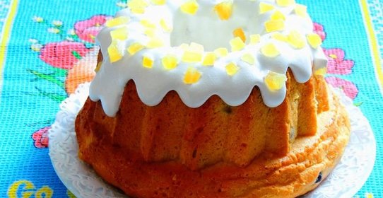 Кулич с цукатами из дыни и ананасов