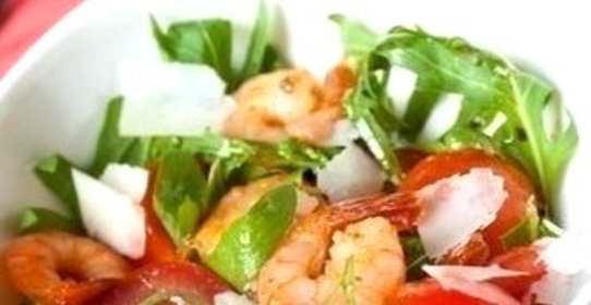 Салат с креветками и рукколой под французским соусом