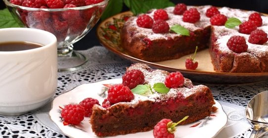 Шоколадный пирог с малиной