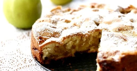 Диетическая яблочная шарлотка с медом на ржаной муке