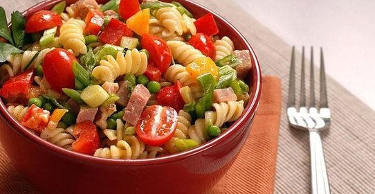 Итальянский салат с ветчиной сыром и овощами