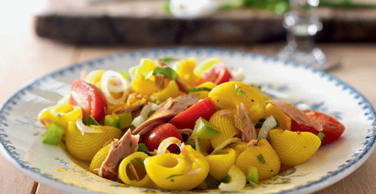 Салат из пасты с куркумой