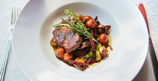 Рулет с мармеладом и миндалем