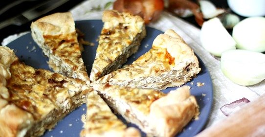 Луковый пирог с плавленым сыром