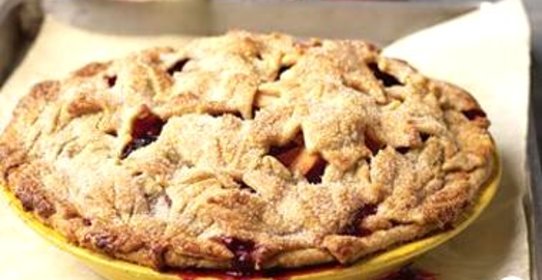 Осенний яблочный пирог с ежевикой