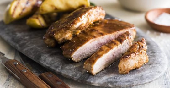 Свиные отбивные с яблоками