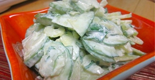 Салат с сельдереем и огурцом