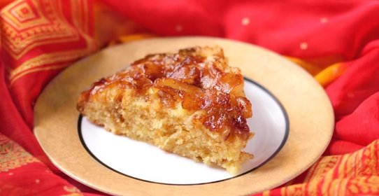 Шарлотка с карамельными яблоками