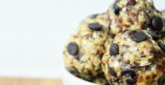 Энергетические шарики с кусочками шоколада