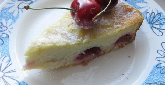 Пирог творожный с вишней