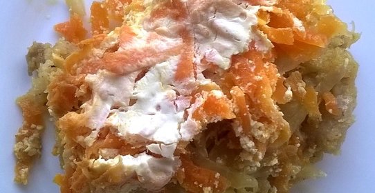 Горячий салат из минтая с овощами и сметаной