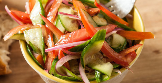 Салат с помидорами, огурцами и красным луком