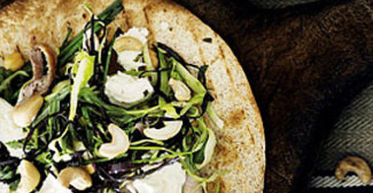 Рулеты с курицей, фасолью и орехами