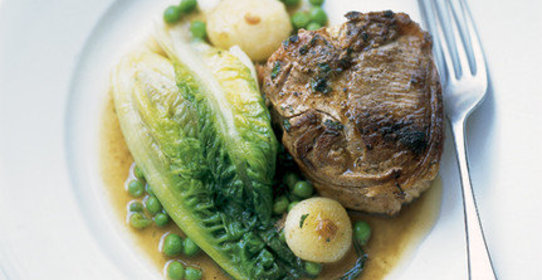 Котлеты из ягненка под мятным соусом с тушеным горохом и салатом