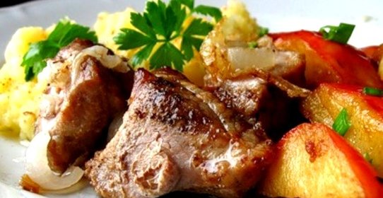 Тушеная свинина с яблоками