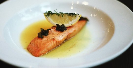 Лосось, томленный в зеленом чае