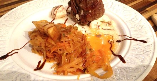 Каре ягненка с брынзой и тушеной квашеной капустой