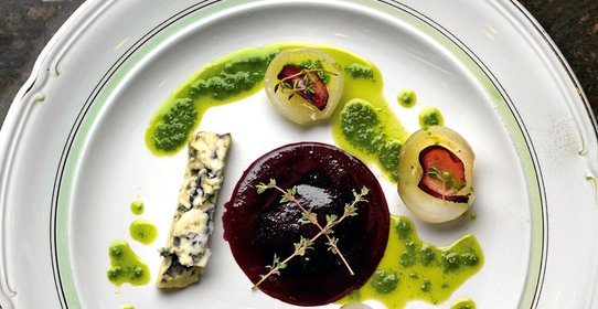 Голубой сыр с луком и черничным соусом