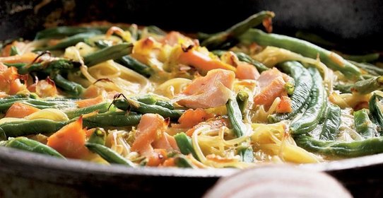 Фриттата с лососем и спагетти