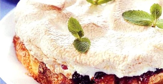 Пирог с черной смородиной и взбитыми белками