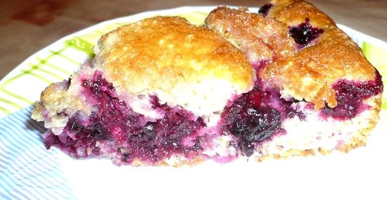 Простой пирог со смородиной