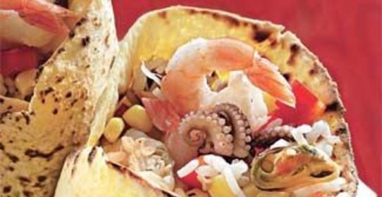 Кукурузные тортильи с рисом и морепродуктами