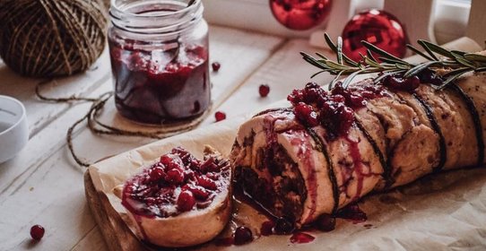 Куриный рулет под брусничным соусом