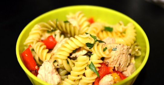 Холодный салат с фузилли, индейкой и сладким перцем