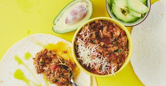 Пряная свинина, авокадо, кинза и свежий сыр