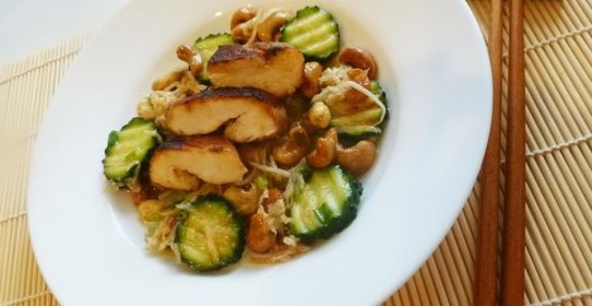 Салат с курицей, кешью и лаймом