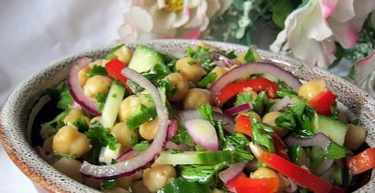 Салат из нута с овощами