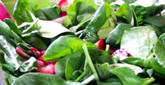 Салат из шпината и клубники