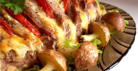 Свинина, запеченная с помидорами