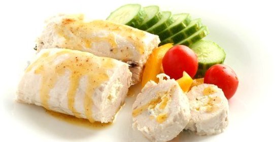 Рулет из индейки с творогом и перцем