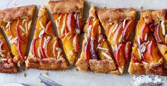 Миндальный пирог с персиками