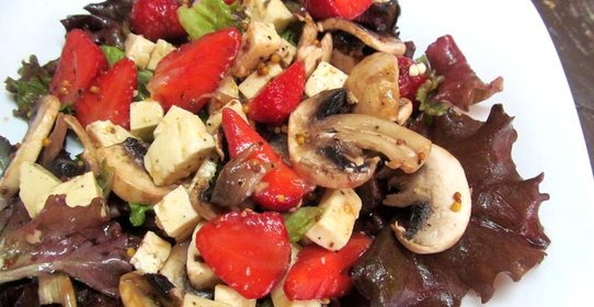 Салат с клубникой брынзой и шампиньонами