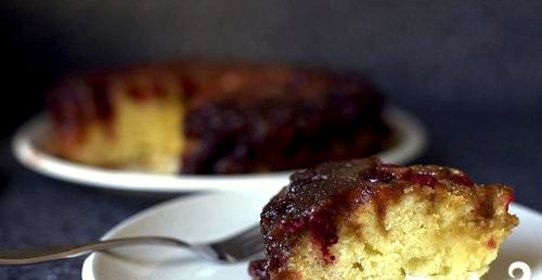 Перевернутый пирог с клюквой и карамелью