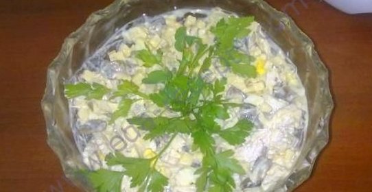 Салат из курицы с ананасами и грибами
