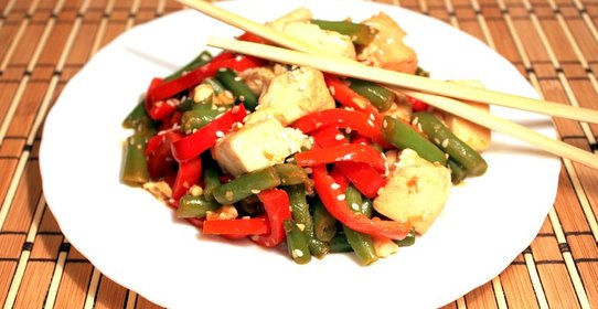 Жареный тофу с овощами