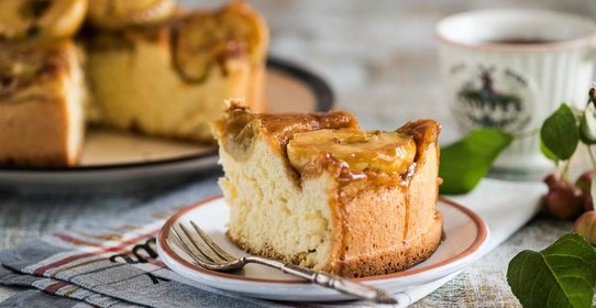 Яблочная шарлотка с карамелью