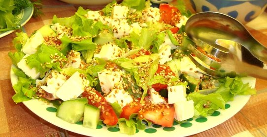 Овощной салат с моцареллой, кунжутом и пикатной заправкой