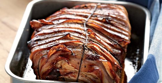 Окорок с пряным яблочным соусом