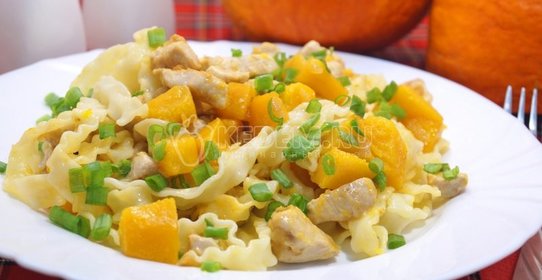 Курица с тыквой и пастой