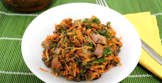Чечевичный салат с копченой курицей